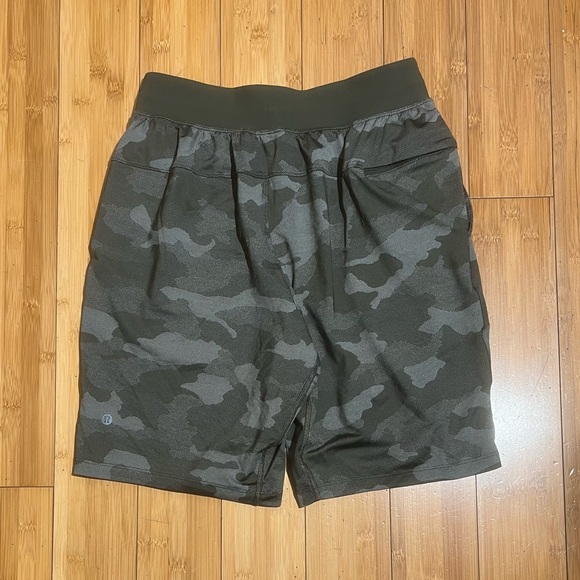 Lululemon T.H.E. Short Green Camo Linerless Size S - Picture 5 of 15